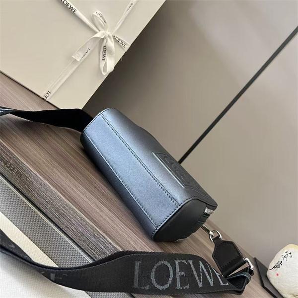 ロエベ  カメラバッグスーパーコピーミニ クロスボディLOEWE  ブラック エンボスロゴ 本革斜め掛け 高級仕様 N級品質 ストラップ付き