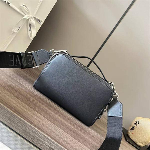 ロエベ  カメラバッグスーパーコピーミニ クロスボディLOEWE  ブラック エンボスロゴ 本革斜め掛け 高級仕様 N級品質 ストラップ付き