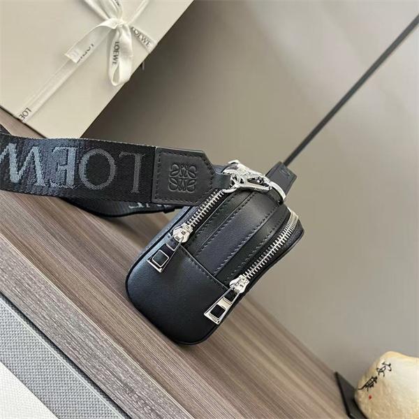 ロエベ  カメラバッグスーパーコピーミニ クロスボディLOEWE  ブラック エンボスロゴ 本革斜め掛け 高級仕様 N級品質 ストラップ付き