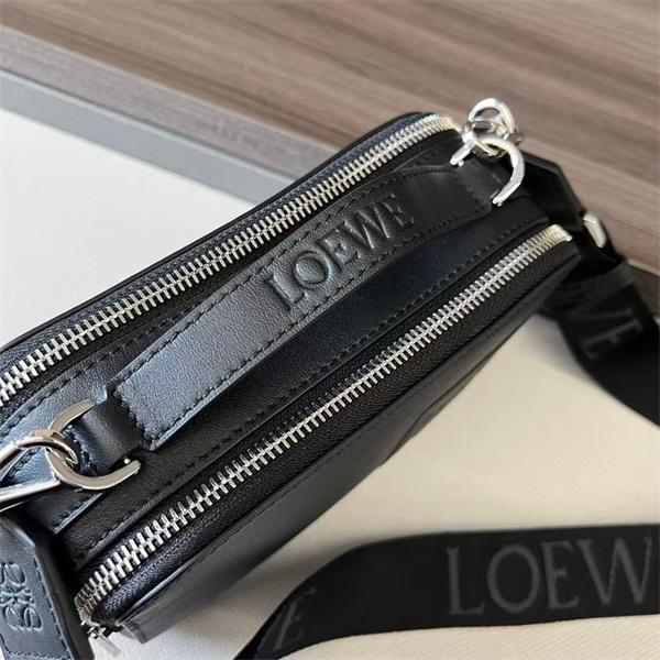 ロエベ  カメラバッグスーパーコピーミニ クロスボディLOEWE  ブラック エンボスロゴ 本革斜め掛け 高級仕様 N級品質 ストラップ付き