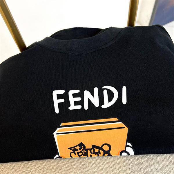 フェンディ コピー 半袖 Tシャツ メンズ ワイドフィット ホワイト ブラック プリントデザイン キャラクター柄 ロゴ入り カジュアル 通気性 柔らか素材 春夏