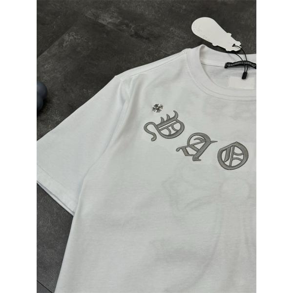  クロムハーツ コピー 半袖 Tシャツ メンズ ワイドフィット 刺繍デザイン クロスモチーフ ゴシック文字 バックプリント フロントロゴ オーバーサイズ カジュアル ストリート ホワイト 春夏