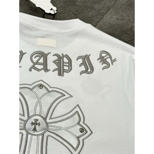  クロムハーツ コピー 半袖 Tシャツ メンズ ワイドフィット 刺繍デザイン クロスモチーフ ゴシック文字 バックプリント フロントロゴ オーバーサイズ カジュアル ストリート ホワイト 春夏