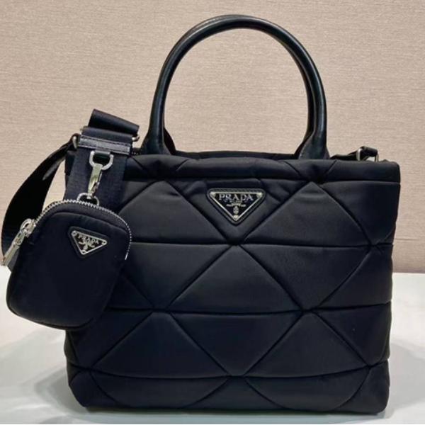 PRADA コピー プラダ ハンドバッグ ナイロンキルティング ブラック 2WAY ショルダーバッグ ミニポーチ付き 軽量 大容量 高級仕様 N級モデル レディース