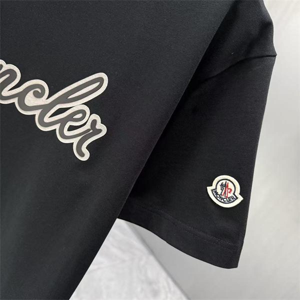 Moncler コピー モンクレール 半袖Tシャツ ブラック フロントロゴプリント クルーネック 滑らか素材 ミニマルデザイン 高級カジュアル メンズ レディース