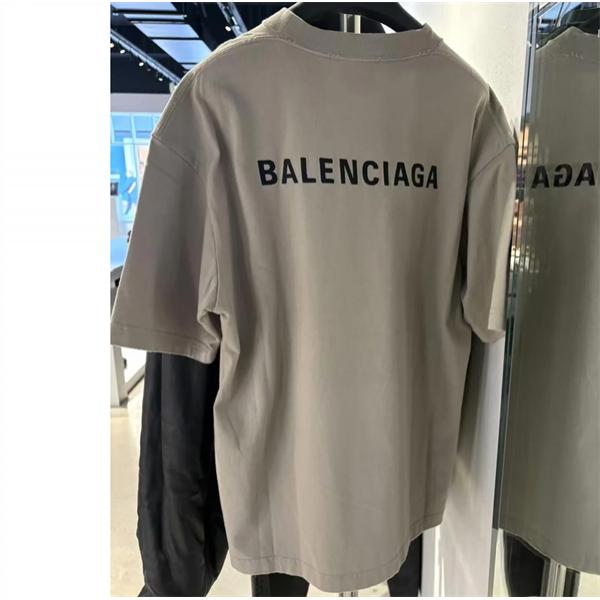 Balenciaga コピー バレンシアガ 半袖Tシャツ グレー ミニロゴ刺繍 オーバーサイズ ボタンディテール クルーネック 上質コットン モード系 メンズ