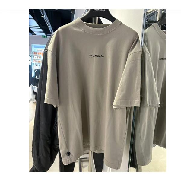 Balenciaga コピー バレンシアガ 半袖Tシャツ グレー ミニロゴ刺繍 オーバーサイズ ボタンディテール クルーネック 上質コットン モード系 メンズ