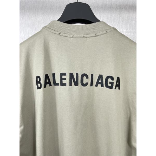 Balenciaga コピー バレンシアガ 半袖Tシャツ グレー ミニロゴ刺繍 オーバーサイズ ボタンディテール クルーネック 上質コットン モード系 メンズ
