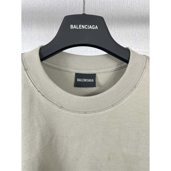 Balenciaga コピー バレンシアガ 半袖Tシャツ グレー ミニロゴ刺繍 オーバーサイズ ボタンディテール クルーネック 上質コットン モード系 メンズ