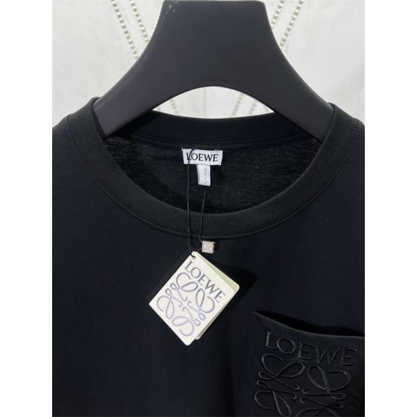 LOEWE コピー ロエベ 半袖Tシャツ H526Y22XBC ブラック エンボスロゴ ポケットデザイン クルーネック 上質コットン ミニマル高級 メンズ