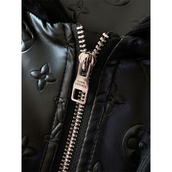 Louis Vuitton スーパーコピー フード付き ジップブルゾン ブラック エンボスモノグラム ルイヴィトン 光沢切替 高級感 ジャケット