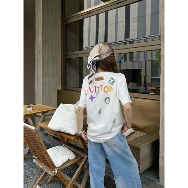  ホワイト ルイヴィトン コピー 半袖 Tシャツ 手描き風ロゴ カラープリント ルーズ感 夏映え カジュアル Louis Vuitton