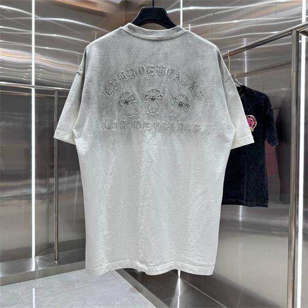グレー 半袖Tシャツ 同色刺繍 バックロゴ クロスモチーフ 上品見え ミニマル クロムハーツ コピー Chrome Hearts