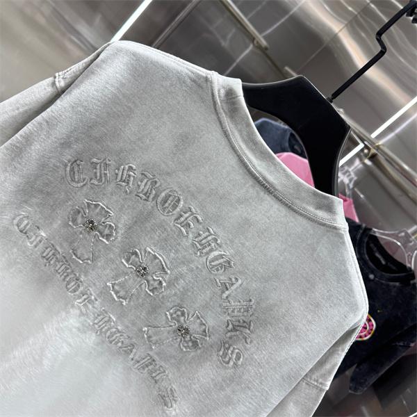 グレー 半袖Tシャツ 同色刺繍 バックロゴ クロスモチーフ 上品見え ミニマル クロムハーツ コピー Chrome Hearts