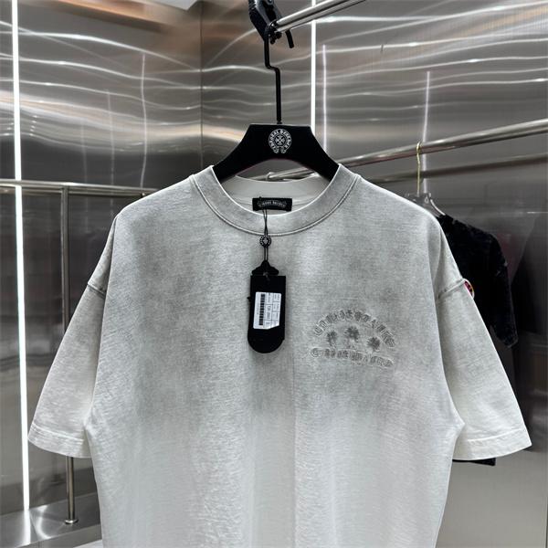 グレー 半袖Tシャツ 同色刺繍 バックロゴ クロスモチーフ 上品見え ミニマル クロムハーツ コピー Chrome Hearts