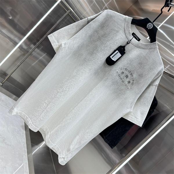 グレー 半袖Tシャツ 同色刺繍 バックロゴ クロスモチーフ 上品見え ミニマル クロムハーツ コピー Chrome Hearts