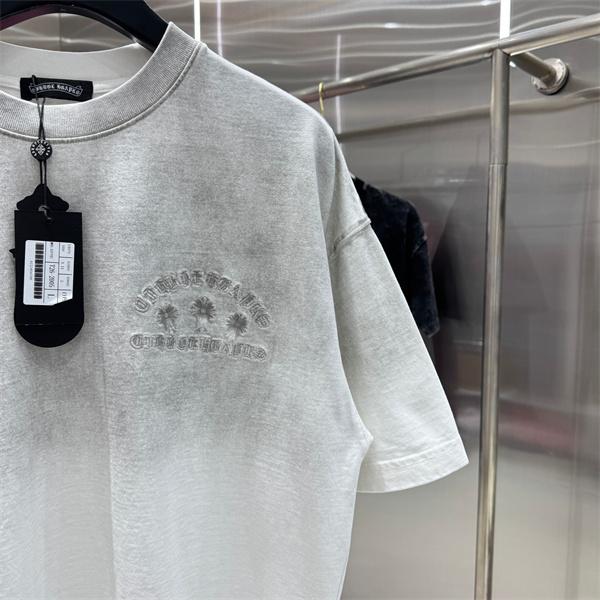 グレー 半袖Tシャツ 同色刺繍 バックロゴ クロスモチーフ 上品見え ミニマル クロムハーツ コピー Chrome Hearts