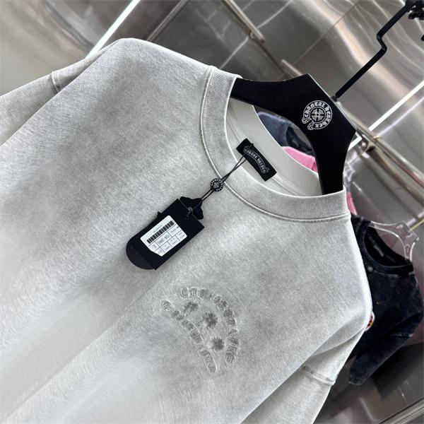 グレー 半袖Tシャツ 同色刺繍 バックロゴ クロスモチーフ 上品見え ミニマル クロムハーツ コピー Chrome Hearts