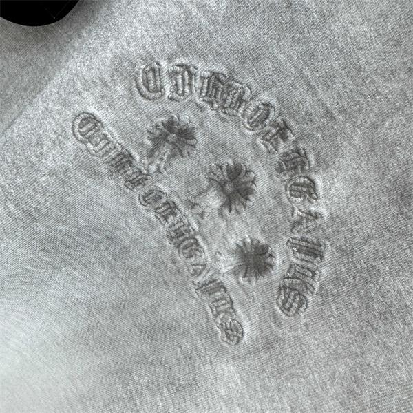 グレー 半袖Tシャツ 同色刺繍 バックロゴ クロスモチーフ 上品見え ミニマル クロムハーツ コピー Chrome Hearts