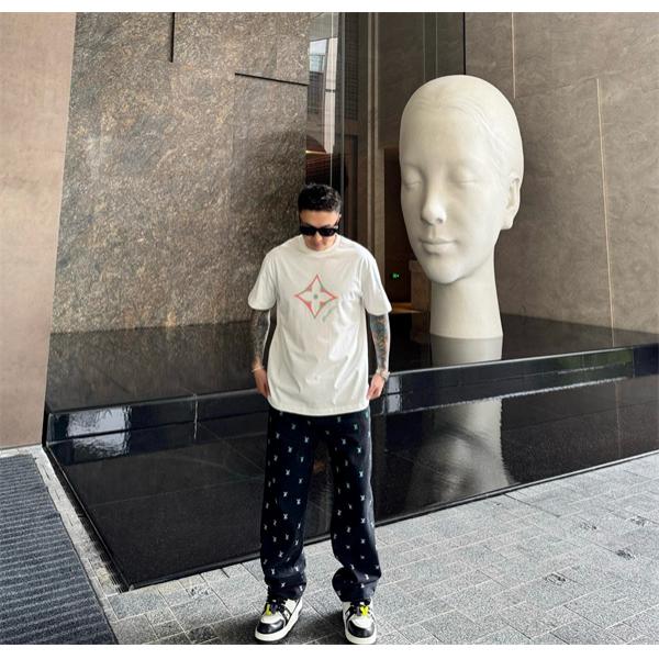 半袖Tシャツ ホワイト ルイヴィトン コピー クルーネック モノグラムフラワー風フロントデザイン ドット調ロゴ Louis Vuitton