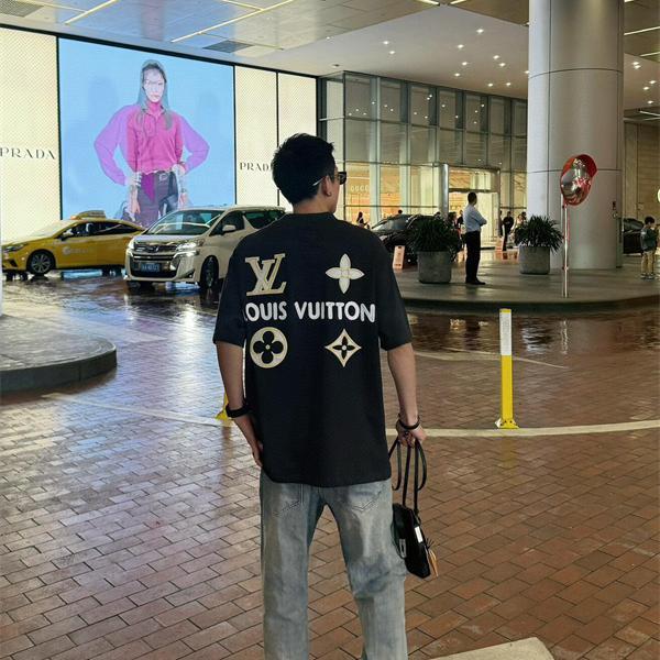 バックロゴ 半袖Tシャツ ルイヴィトン コピー ブラック オーバーサイズ LVモチーフ フラワー グラフィック Louis Vuitton