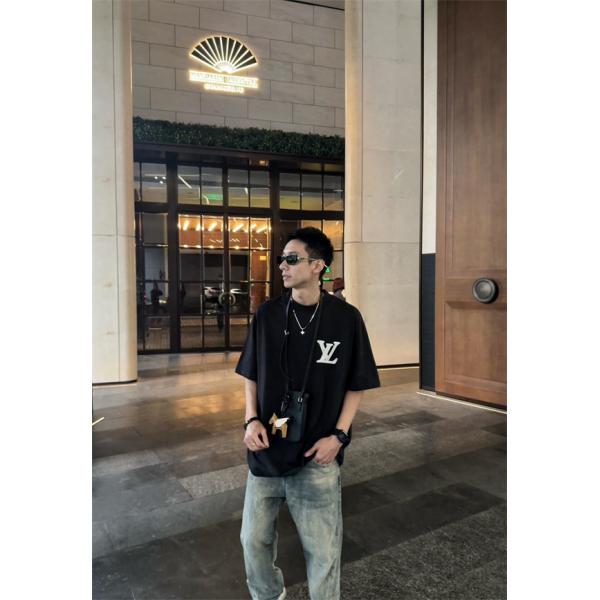 バックロゴ 半袖Tシャツ ルイヴィトン コピー ブラック オーバーサイズ LVモチーフ フラワー グラフィック Louis Vuitton