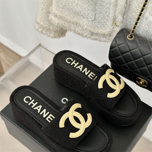 レディースサンダル シャネル コピー 激安 ツイード素材 ホワイト系 ブラックロゴ 厚底スリッパ CC風モチーフ オープントゥ 軽量 柔らかい クッション性 快適 夏コーデ CHANEL