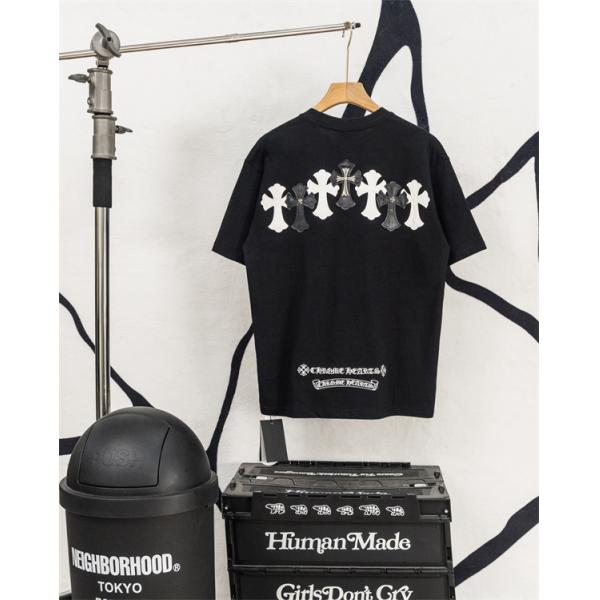 クロムハーツ コピー Chrome Hearts 半袖Tシャツ ブラック ホワイト 刺繍ロゴ レザーパッチ クロスモチーフ バックデザイン 本革風 切替デザイン 綿素材 通気性 クルーネック オーバーサイズ ストリート モード系 ユニセックス 夏人気 