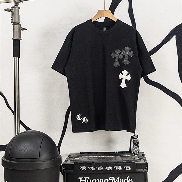 クロムハーツ コピー Chrome Hearts 半袖Tシャツ ブラック ホワイト 刺繍ロゴ レザーパッチ クロスモチーフ バックデザイン 本革風 切替デザイン 綿素材 通気性 クルーネック オーバーサイズ ストリート モード系 ユニセックス 夏人気 