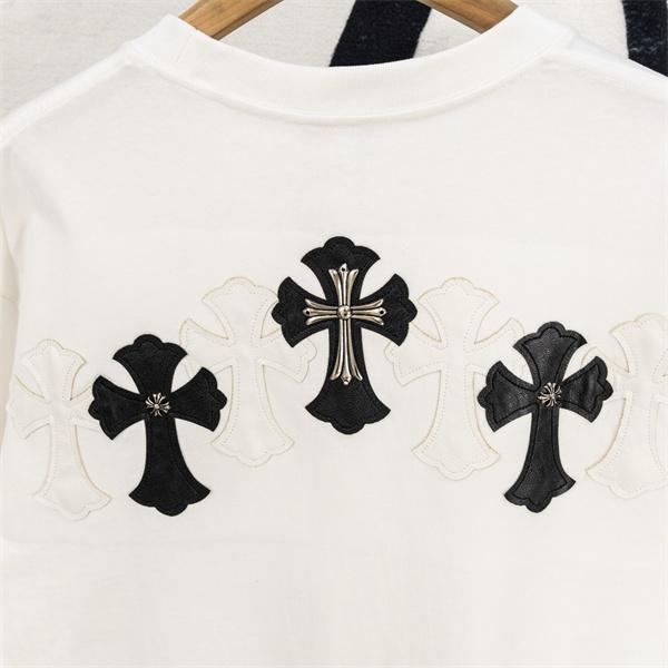 クロムハーツ コピー Chrome Hearts 半袖Tシャツ ブラック ホワイト 刺繍ロゴ レザーパッチ クロスモチーフ バックデザイン 本革風 切替デザイン 綿素材 通気性 クルーネック オーバーサイズ ストリート モード系 ユニセックス 夏人気 