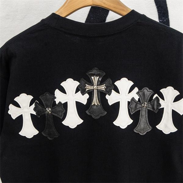 クロムハーツ コピー Chrome Hearts 半袖Tシャツ ブラック ホワイト 刺繍ロゴ レザーパッチ クロスモチーフ バックデザイン 本革風 切替デザイン 綿素材 通気性 クルーネック オーバーサイズ ストリート モード系 ユニセックス 夏人気 