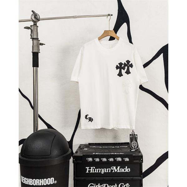 クロムハーツ コピー Chrome Hearts 半袖Tシャツ ブラック ホワイト 刺繍ロゴ レザーパッチ クロスモチーフ バックデザイン 本革風 切替デザイン 綿素材 通気性 クルーネック オーバーサイズ ストリート モード系 ユニセックス 夏人気 
