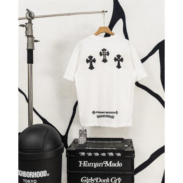クロムハーツ コピー Chrome Hearts 半袖Tシャツ ブラック ホワイト 刺繍ロゴ レザーパッチ クロスモチーフ バックデザイン 本革風 切替デザイン 綿素材 通気性 クルーネック オーバーサイズ ストリート モード系 ユニセックス 夏人気 