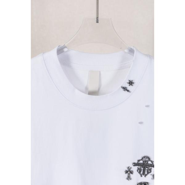 ノースリーブTシャツ ホワイト クロムハーツ コピー Chrome Hearts ダメージ加工 破れデザイン メタルクロス装飾 スタッズ風パーツ ワンポイントロゴ 綿素材 通気性 クルーネック ルーズシルエット ストリート ユニセックス 夏人気