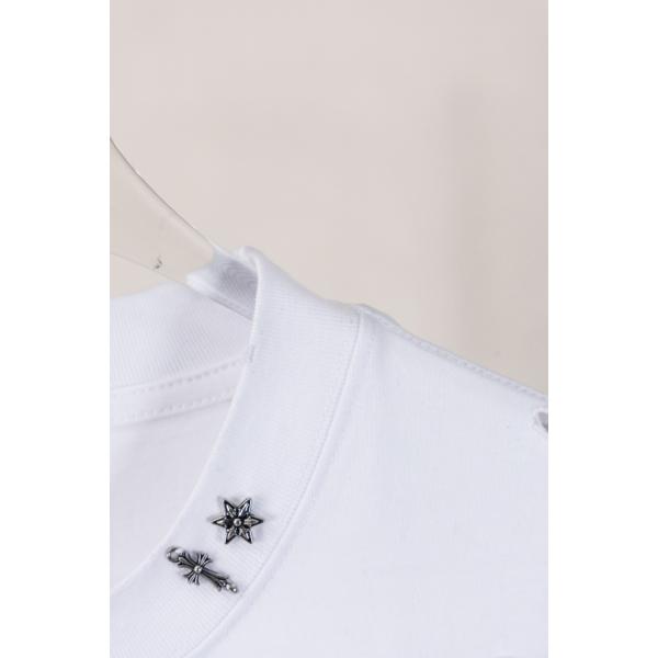 ノースリーブTシャツ ホワイト クロムハーツ コピー Chrome Hearts ダメージ加工 破れデザイン メタルクロス装飾 スタッズ風パーツ ワンポイントロゴ 綿素材 通気性 クルーネック ルーズシルエット ストリート ユニセックス 夏人気