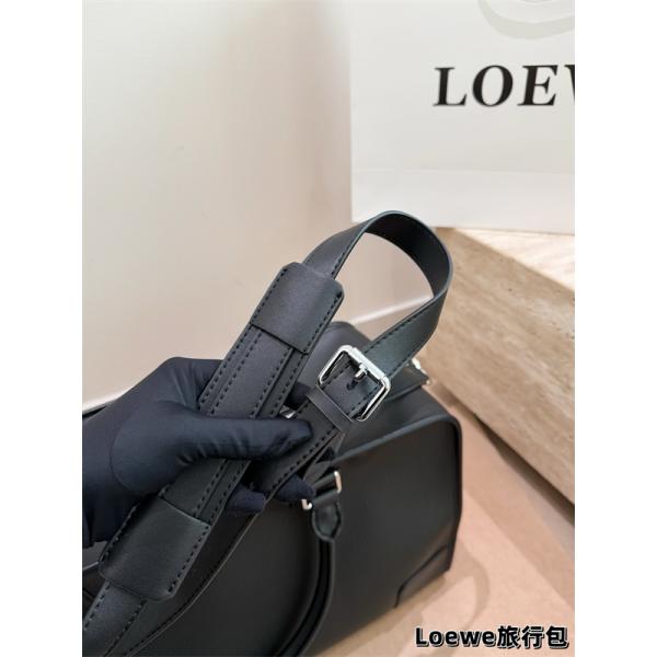  ラックトラベルバッグ アナグラム型押し シボ調ボディ 肩掛けストラップ ハンドバッグ仕様 ロエベ コピー LOEWE