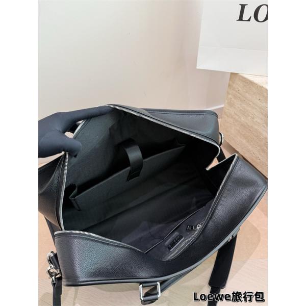  ラックトラベルバッグ アナグラム型押し シボ調ボディ 肩掛けストラップ ハンドバッグ仕様 ロエベ コピー LOEWE