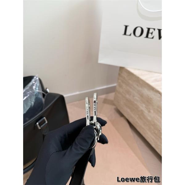  ラックトラベルバッグ アナグラム型押し シボ調ボディ 肩掛けストラップ ハンドバッグ仕様 ロエベ コピー LOEWE