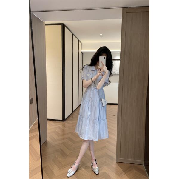 ティアードシャツワンピース PRADA 胸元トライアングルロゴ プラダ コピー ライトブルー ホワイト 半袖 パフスリーブ ウエストドローコード