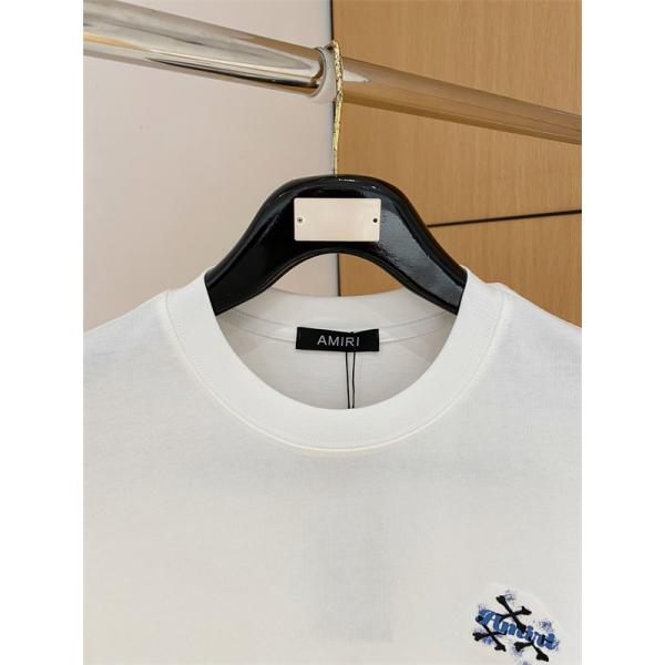 アミリ コピー ワンポイン AMIRI トロゴ 半袖Tシャツ クロスモチーフ ホワイト ブラック クルーネック シンプルボディ