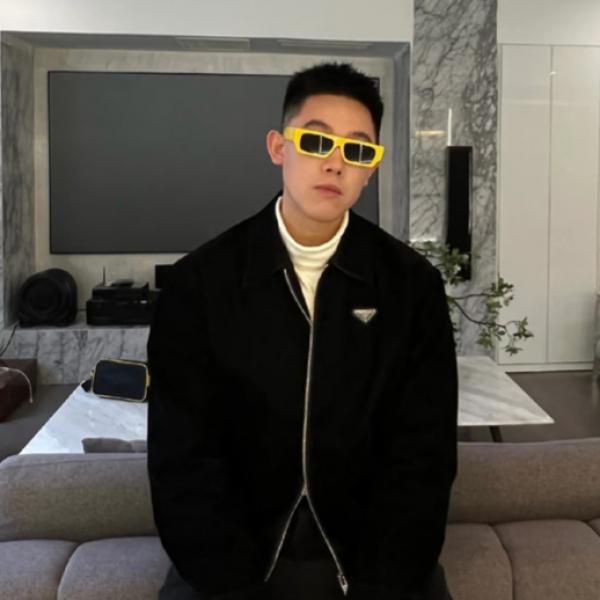 ブラック ベロア調ジップジャケット PRADA 胸元トライアングルロゴ プラダ コピー スタンドカラー シルバーファスナー 長袖アウター