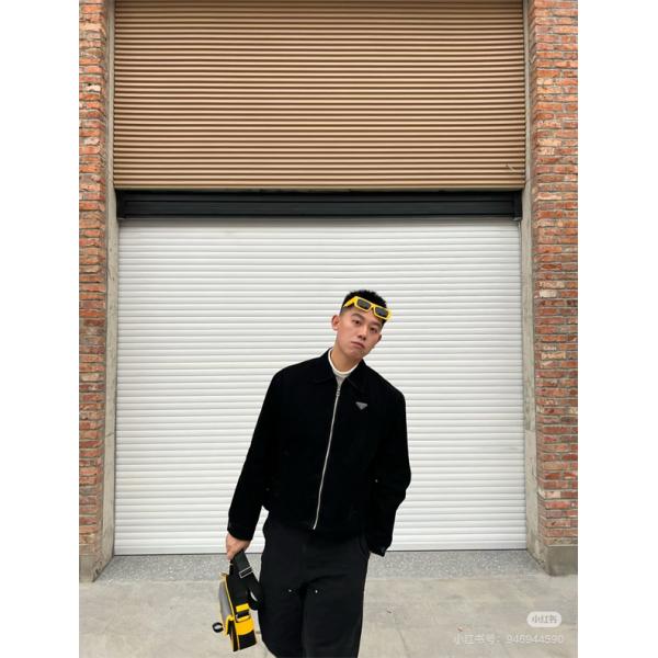ブラック ベロア調ジップジャケット PRADA 胸元トライアングルロゴ プラダ コピー スタンドカラー シルバーファスナー 長袖アウター