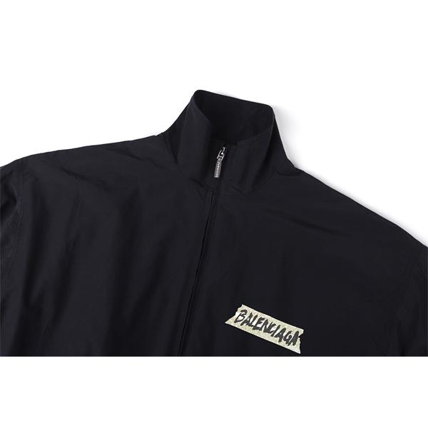 ブラック ジップアップジャケット BALENCIAGA テープ風ロゴ バレンシアガ コピー スタンドカラー 胸元ワンポイント 背面ビッグロゴ