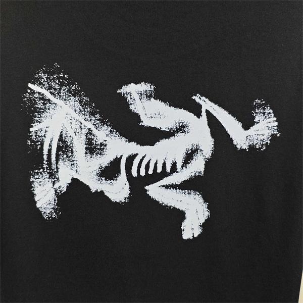 ブラック 半袖Tシャツ ARC'TERYX 胸元ロゴ アークテリクス コピー 背面バードスケルトンプリント クルーネック ホワイトカラー展開
