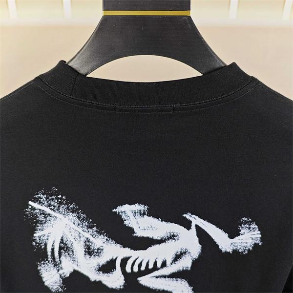 ブラック 半袖Tシャツ ARC'TERYX 胸元ロゴ アークテリクス コピー 背面バードスケルトンプリント クルーネック ホワイトカラー展開