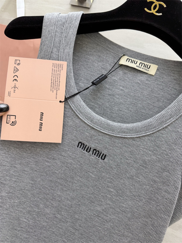 ミュウミュウタックトップスーパーコピー 2026新作miumiu上品な刺繍ロゴがポイントシンプルオールシーズン活躍