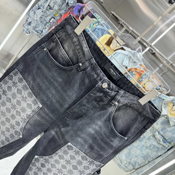 AMIRI アミリ デニムパンツ メンズ ワイドストレート パッチワーク ジャガードロゴ 切替デザイン ストリート カーゴ風
