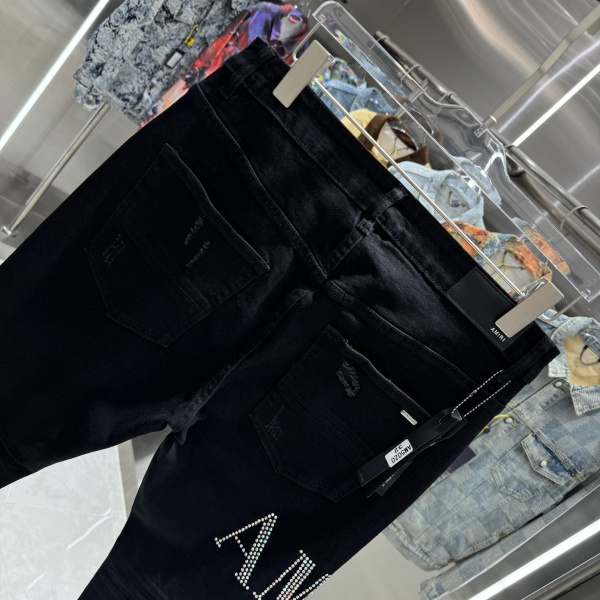 AMIRI アミリ デニムパンツ メンズ スキニーフィット ラインストーンロゴ ダメージ加工 ストレッチ ブラックデニム クラッシュ ストリート