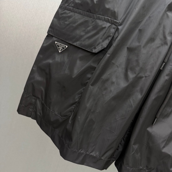 PRADA プラダ メンズ カーゴショートパンツ ナイロン 三角ロゴ 多ポケット ドローコード 軽量 機能性 ストリート 夏