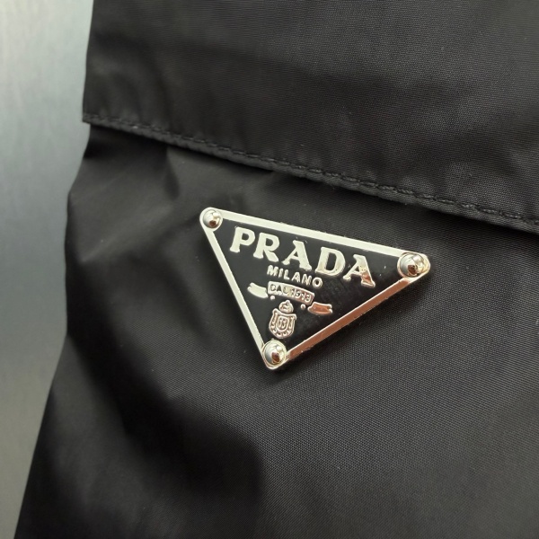 PRADA プラダ メンズ カーゴショートパンツ ナイロン 三角ロゴ 多ポケット ドローコード 軽量 機能性 ストリート 夏